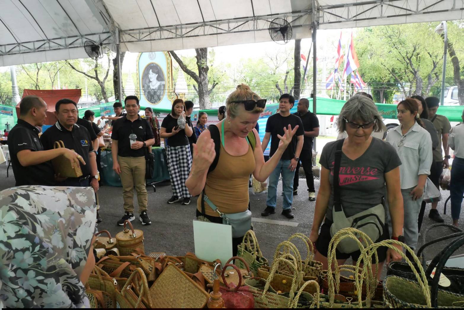 title - เลขาธิการ ส.ป.ก. เยี่ยมทักทายเกษตรกรและซื้อสินค้าในบรรยากาศวันสุดท้ายของการออกร้านขายสินค้า จากเขตปฏิรูปที่ดิน ส่งท้ายงานครบรอบ 51 ปี ส.ป.ก. ณ สำนักงานการปฏิรูปที่ดินเพื่อเกษตรกรรม